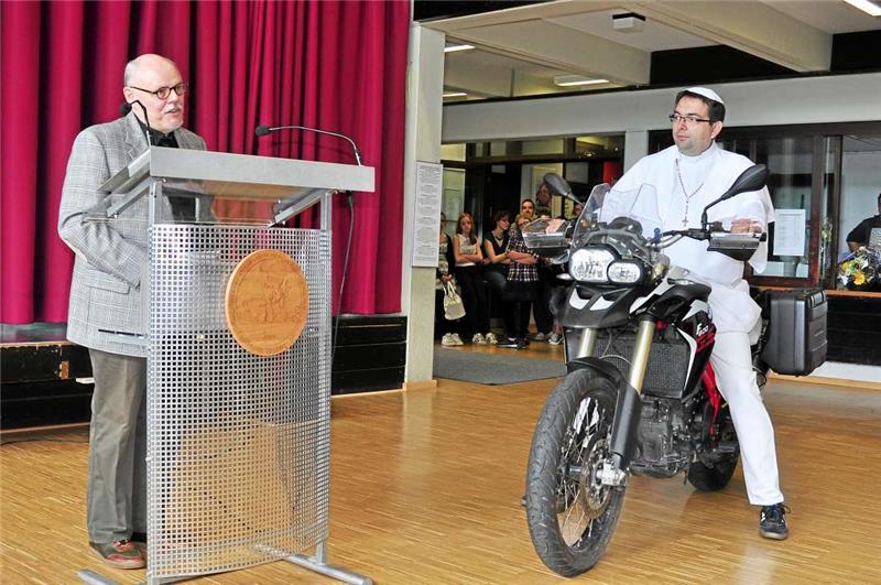 Papst Stefan“ beim motorisierten Überraschungsauftritt in der Pausenhalle.
