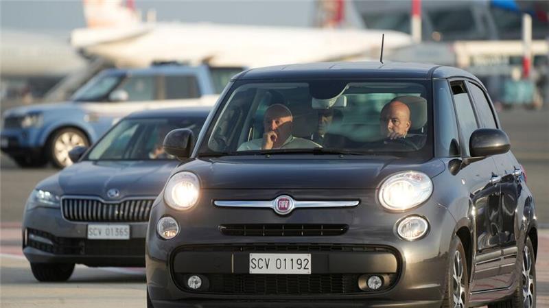 Papst im Cinquecento: Papst Franziskus (l) trifft in einem Auto (Fiat 500) auf dem internationalen Flughafen Fiumicino Leonardo da Vinci bei Rom ein, um nach Luxemburg zu fliegen. 
