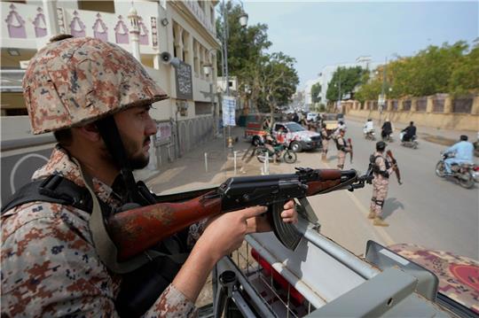 Paramilitärische Soldaten stehen Wache: Die Lage vor den Wahlen in Pakistan mit mehr als 240 Millionen Einwohnern ist angespannt.