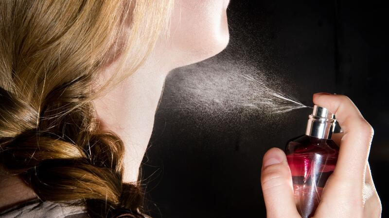 12 Fakten, die Sie über Alkohol wissen müssen Parfüm sollte man nicht trinken, denn eine Parfümalkoholvergiftung kann gravierende Folgen nach sich ziehen.