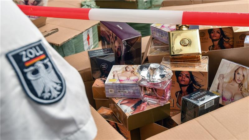 Deutschland Hauptziel für Fälschungen - Milliardenschaden Parfüm zählt zu den häufigsten Produktkategorien bei sichergestellten Fälschungen.