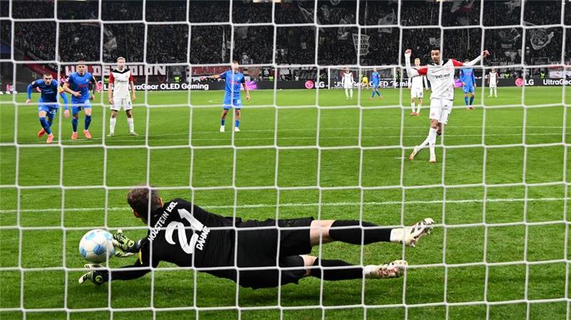 Sieg gegen Kiel: Eintracht bleibt auf Königsklassenkurs Parierte bei seinem Bundesligadebüt einen Elfmeter: Kiels Torwart Thomas Dähne.