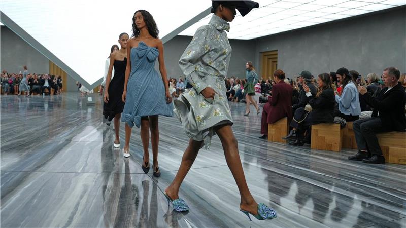 Bilder des Tages Paris Fashion Week: Dior setzt Highlights mit neuer Frühjahr/Sommer 2026 Linie