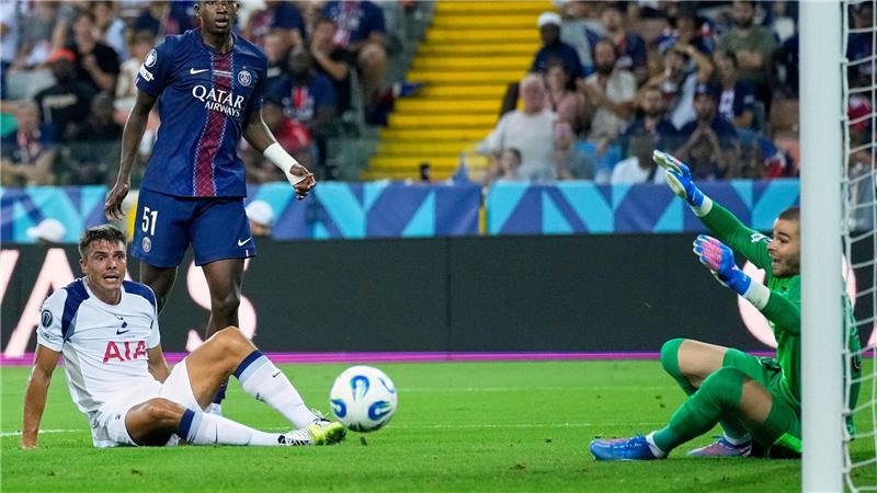 Neuer Paris-Torwart patzt: PSG gewinnt trotzdem Supercup Paris-Torwart Lucas Chevalier beim Gegentor zum 0:1 durch den ehemaligen Wolfsburger Micky van de Ven.