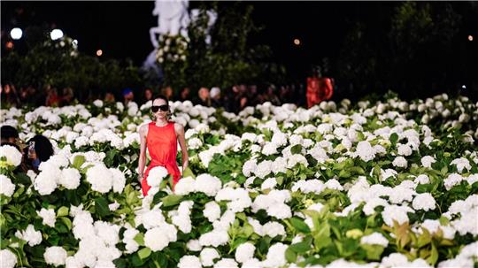 Pariser Laufsteg zwischen Blumen: Saint Laurent zeigt Frühjahr/Sommer-Kollektion 2026