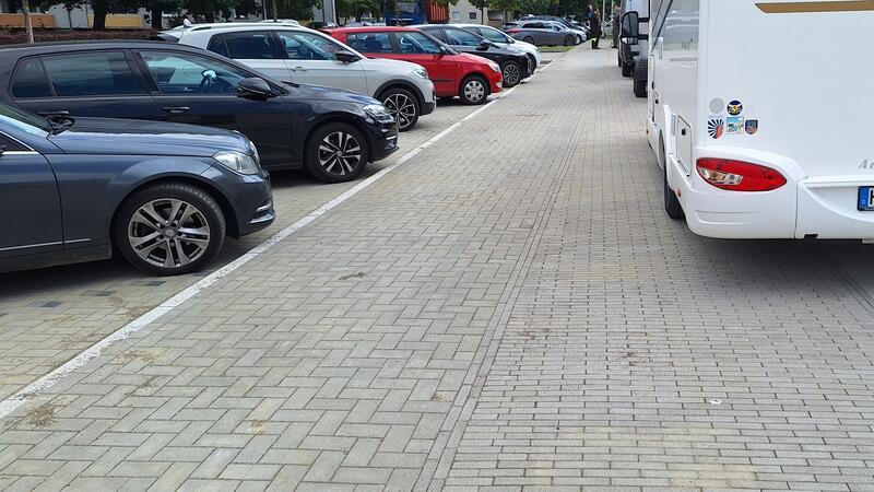 Neustart: Wochenmarkt in Jürgenohl ist wieder da Parken auf dem Fuß- und Radweg.