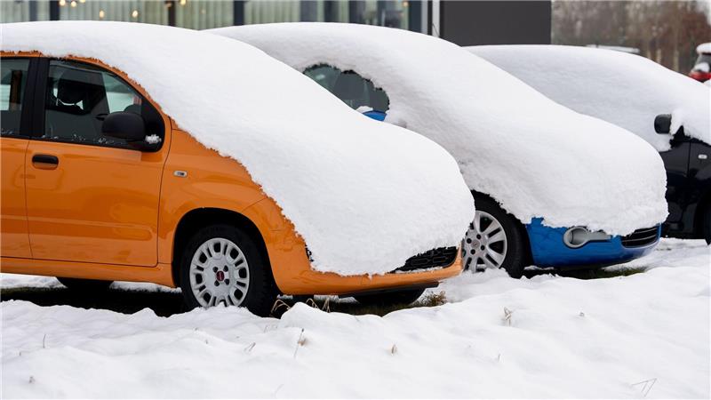 Parkende Autos verschwanden unter einer dicken Schneedecke.