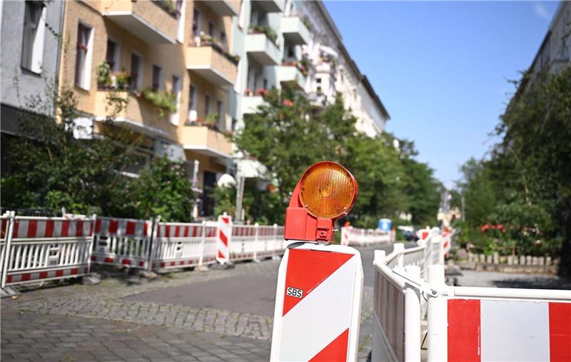 Autofrei: Wie sich Verkehrsprojekte auf das Wohnen auswirken Parkplätze für Autos werden im Kreuzberger Graefekiez zu Grünflächen und Fahrradparkplätzen umgewandelt.