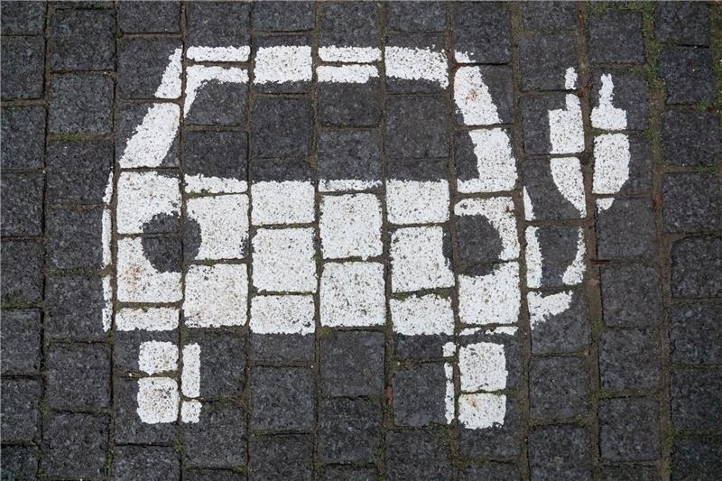Unternehmen beim E-Auto-Einsatz vor privaten Nutzern Parkplatz für Elektroautos. Jeder siebte Pkw in den Fuhrparks der Firmen war im vergangenen Jahr ein E-Auto.