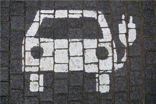 Parkplatz für Elektroautos. Jeder siebte Pkw in den Fuhrparks der Firmen war im vergangenen Jahr ein E-Auto.