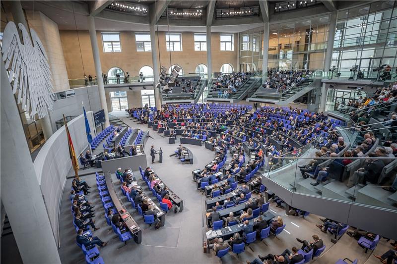 Reden im Bundestag teils unverständlich Parlamentarier debattieren im Bundestag. Es gibt einen Trend: immer mehr «Denglisch», also das Mischen von deutscher und englischer Sprache.