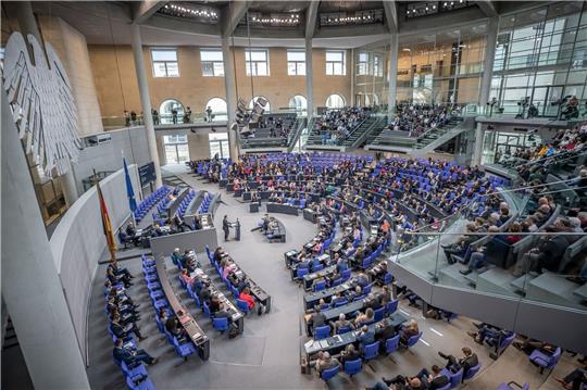 Parlamentarier debattieren im Bundestag. Es gibt einen Trend:  immer mehr «Denglisch», also das Mischen von deutscher und englischer Sprache.