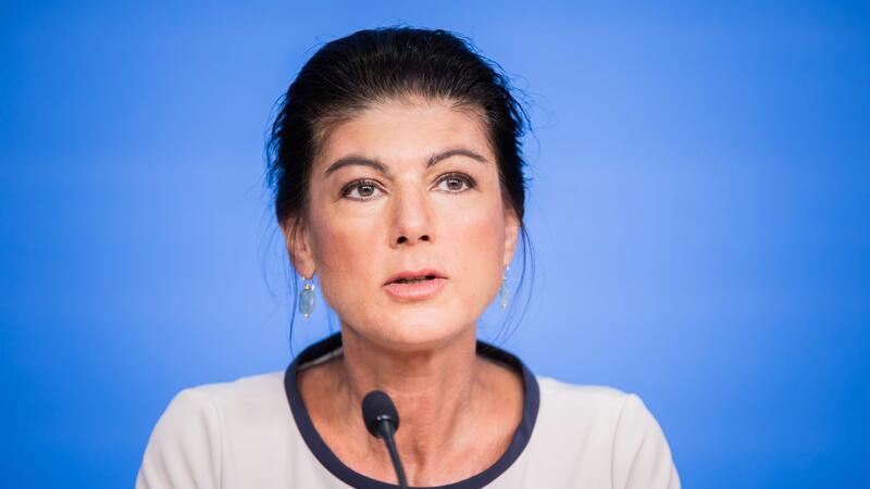 Dunkelrot und schwarz: Passen CDU und BSW zusammen? Parteigründerin Sahra Wagenknecht zeigt sich offen für eine Zusammenarbeit mit der CDU auf Landesebene, stellt aber diverse Bedingungen.