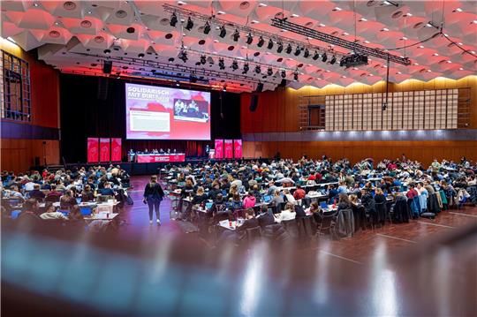 Parteimitglieder verfolgen den Bundeskongress der Jungsozialisten in Braunschweig.