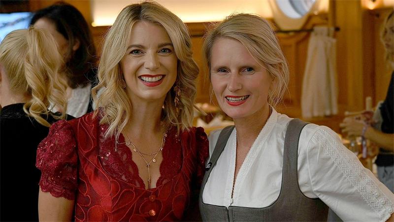 Hunderte Frauen feiern lesbisches Wiesn-Event Party-Veranstalterin Sina Scherer (rechts) mit Bräurosl-Wirtin Franziska Reichert beim Wiesn-Warm-Up im Donisl.
