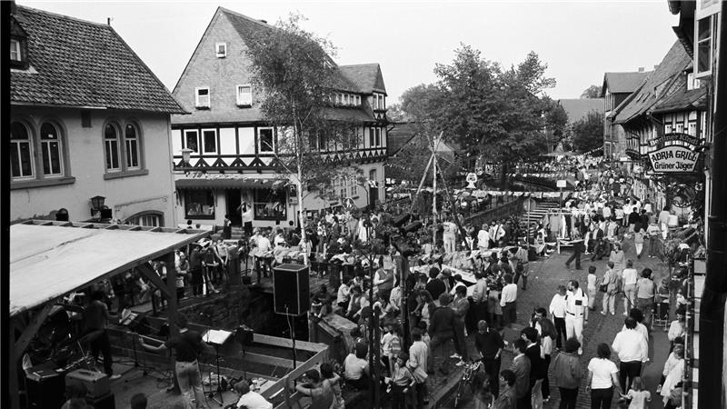 Party-Zone Abzucht: Es war rappelvoll, die Bühne ist noch über dem Flüsschen aufgebaut.