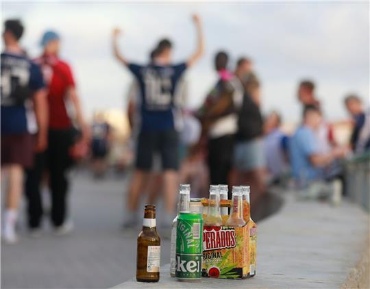 Party auf der Promenade am Strand von Arenal. Mallorca läutet die Partysaison ein.