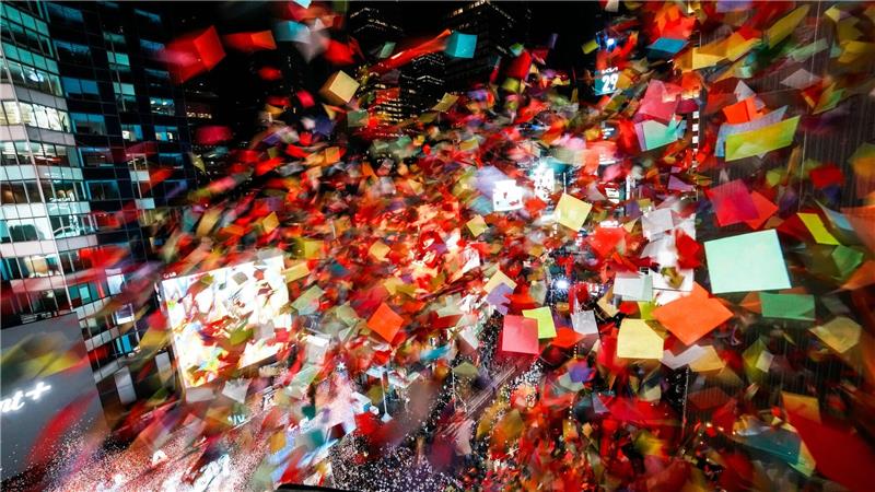 Party im Konfettiregen: New Yorker Times Square begrüßt das neue Jahr