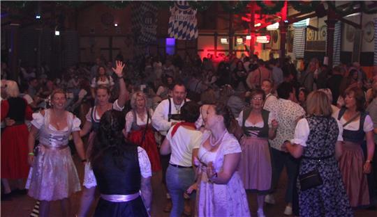 Party total: 500 Besucher strömen am Samstag in das Schladener Okerwirtshaus, zu dem das Schützenhaus an diesem Abend wird.