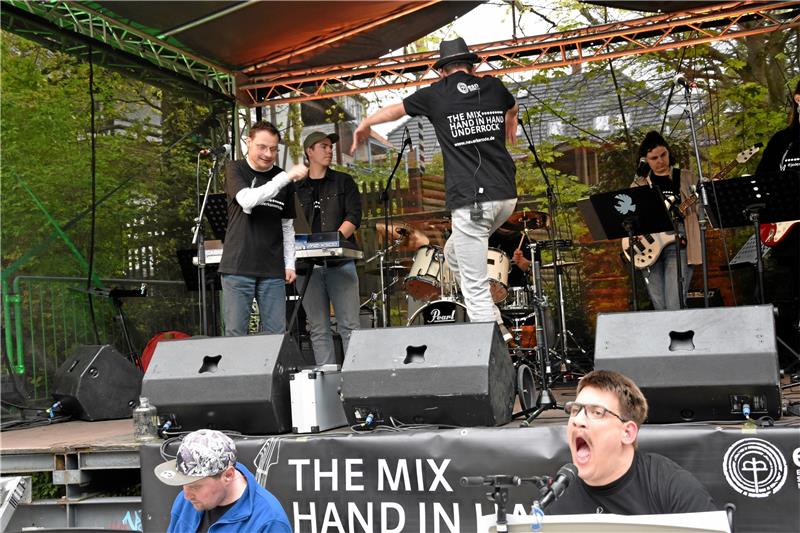 Soccer und Kulturfest für Menschen mit und ohne Behinderung „Partyalarm!“ – Die Band Underrock aus Neuerkerode rockt auf der Abzucht-Bühne und reißt das Publikum mit. Foto: Hartmann