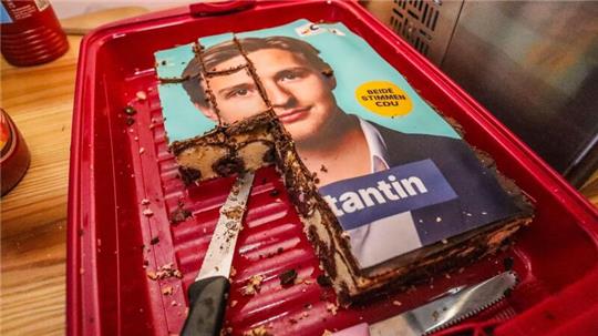 Partylaune verdorben: Der aus Clausthal-Zellerfeld stammende CDU-Kandidat Dr. Constantin Weigel hat den Erststimmensieg im Wahlkreis Goslar-Northeim-Göttingen II äußerst knapp verpasst. Die SPD-Bewerberin Frauke Heiligenstadt hatte am Ende 173 Stimmen Vorsprung.