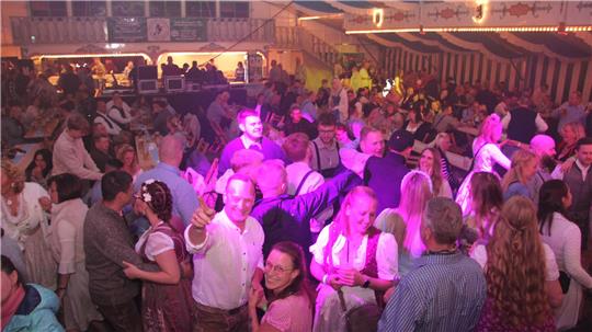 Partystimmung abends im Zelt auf dem 3. Bergstadtgaudi.