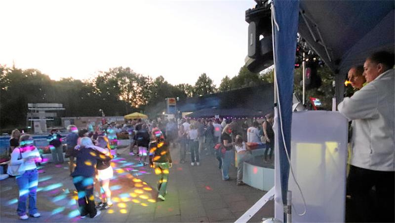Partystimmung im Zeichen des Sprungturms: Das Fest im Hornburger Stadtbad lockt wieder die Besucher.