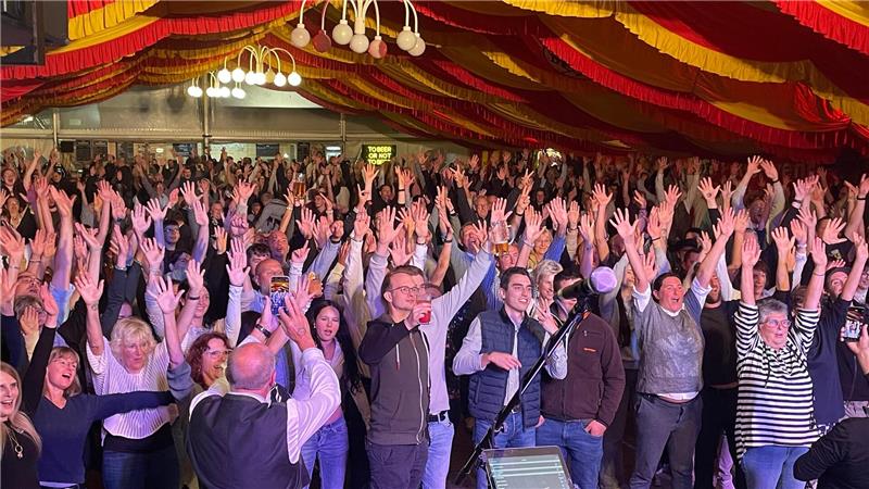 Partystimmung im ausverkauften Festzelt am Samstag. Die „Bayern Mafia“ heizt den Astfeldern ein.