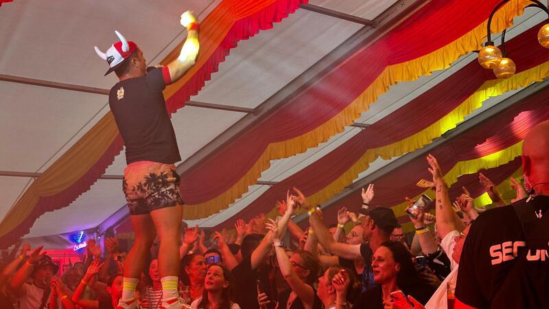 Partystimmung mit Lorenz Büffel.