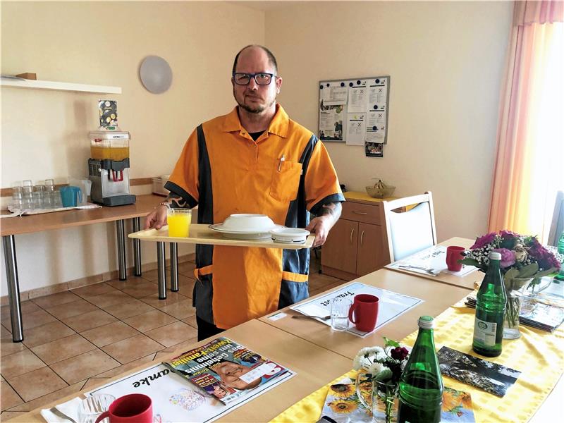 Warum sich Pascal Leewen keinen anderen Job vorstellen kann Pascal Leewen will sich zum Pfleger ausbilden lassen. Foto: Wendt