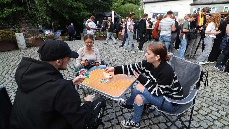 700 Menschen jubeln in Goslar: Deutschland steht im Achtelfinale Pascal Sollorz, Lina Waldmann (Mitte) und Julienne Schulz spielen Uno.