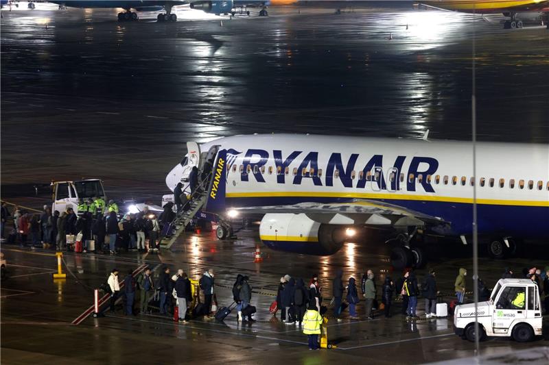 Ryanair erwartet weiter steigende Ticketpreise Passagiere beim Boarding einer Ryanair-Maschine am Flughafen Köln/Bonn.