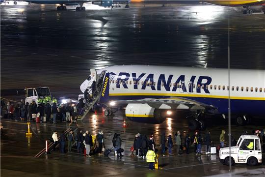 Passagiere beim Boarding einer Ryanair-Maschine am Flughafen Köln/Bonn.