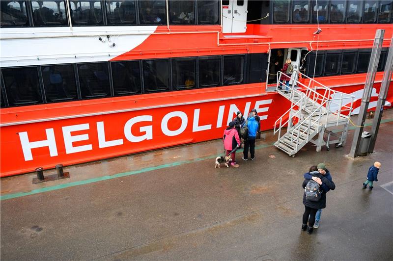 Winterpause für den Helgoland-Katamaran „Halunder Jet” Passagiere besteigen den Helgoland-Katamaran an den Landungsbrücken.