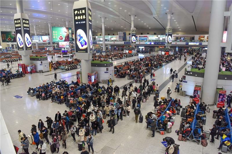 China öffnet sich - Deutschland verschärft Reiseregeln Passagiere im Bahnhof von Urumqi in der nordwestchinesischen autonomen Region Xinjiang Uygur.