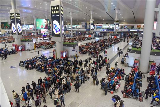 Passagiere im Bahnhof von Urumqi in der nordwestchinesischen autonomen Region Xinjiang Uygur.