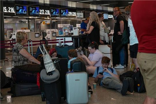 Passagiere in Rom warteten am Samstag auf die Abfertigung ihrer Flüge während eines landesweiten Streiks.