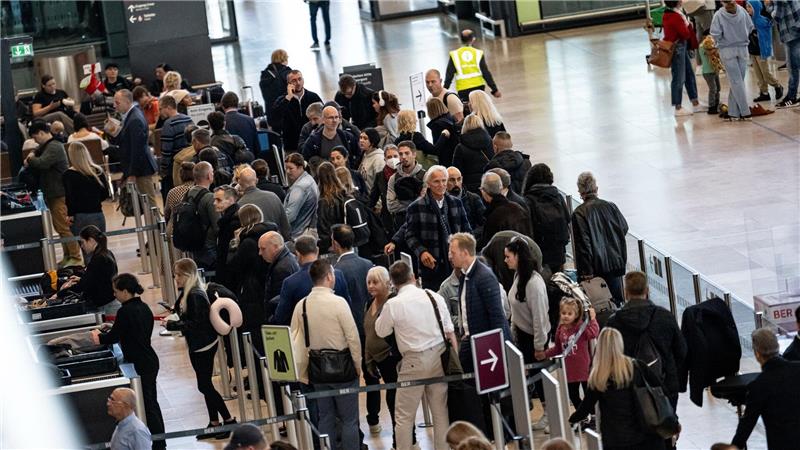 Passagiere müssen am Flughafen BER Geduld mitbringen. (Archivbild)