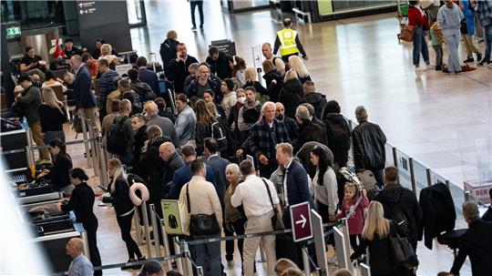 Passagiere müssen am Flughafen BER Geduld mitbringen. (Archivbild)