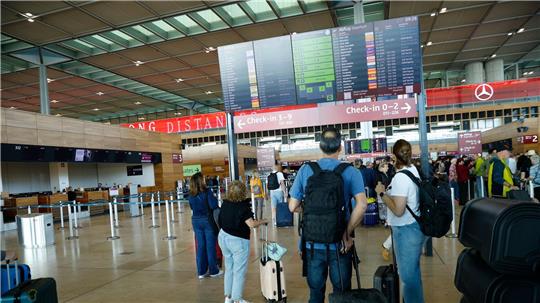 Passagiere müssen am Flughafen BER Geduld mitbringen.