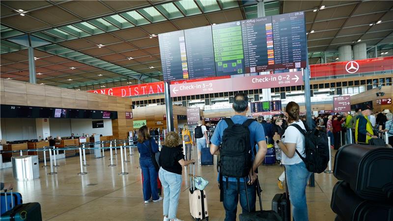 Weiter Flugausfälle nach Cyberangriff - Ursache unklar Passagiere müssen am Flughafen BER Geduld mitbringen.