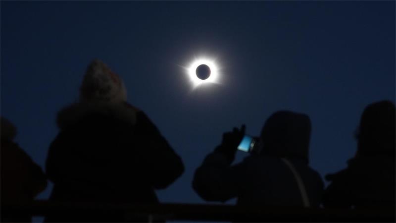 Passagiere schauen auf die totale Sonnenfinsternis an Bord des Kreuzfahrtschiffs „Ambition“ der Reederei Ambassador vor der Küste Grönlands.