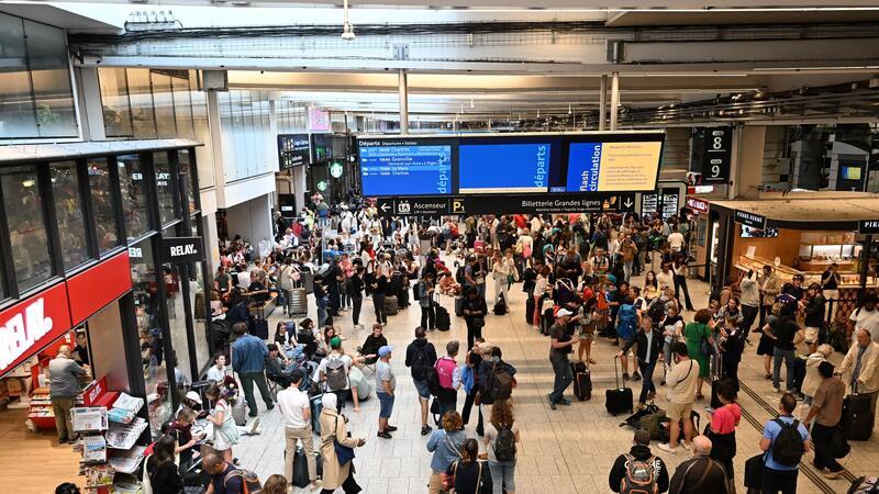 Schreck vor Olympia-Eröffnung: Brandanschläge auf Bahn Passagiere warten am Bahnhof Gare Montparnasse.