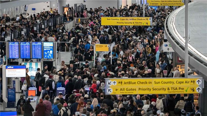 Trump: ICE-Beamte am Montag an Flughäfen im Einsatz Passagiere warten in einer TSA-Schlange.