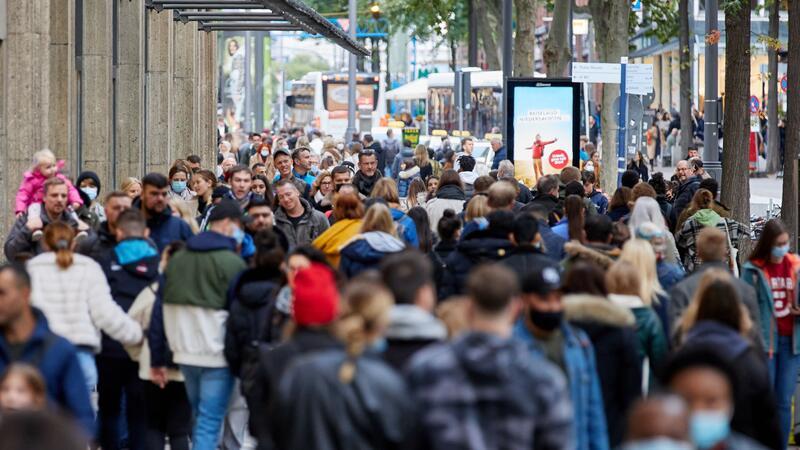 Niedersächsische Bevölkerung wächst bis 2045 leicht Passanten gehen über eine Einkaufsstraße.