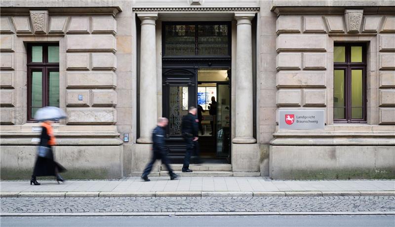 Mithäftling von Christian B. schildert belastende Details Passanten gehen vor dem Landgericht Braunschweig.