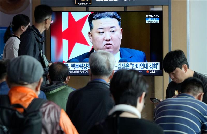 Nordkorea will anscheinend wieder Waffenplutonium gewinnen Passanten im Bahnhof von Seoul schauen einen Fernsehbeitrag über Nordkoreas Machthaber Kim Jong Un.