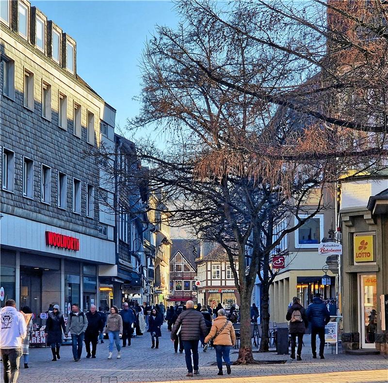 Passanten in der Innenstadt von Goslar: Auch die Kreisstadt verliert weiter Einwohner.  Foto: Sowa