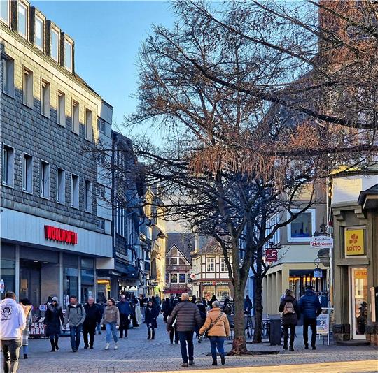 Passanten in der Innenstadt von Goslar: Auch die Kreisstadt verliert weiter Einwohner.  Foto: Sowa