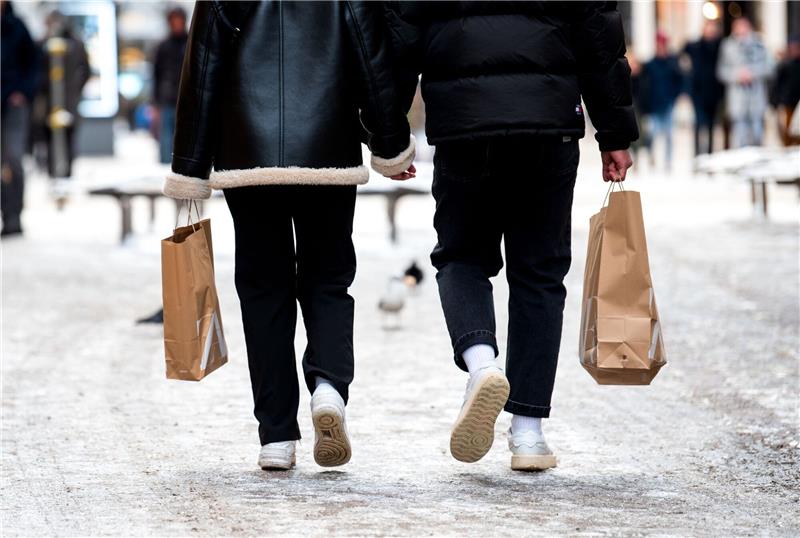 Einzelhändler vor ungewissem 2024 Passanten mit Einkaufstüten: Jeder zweite Händler rechnet damit, dass die Umsätze 2024 schlechter sein werden als im Vorjahr.